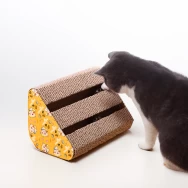 Rascador para gatos triangular con bolas de juguete_thumbnail